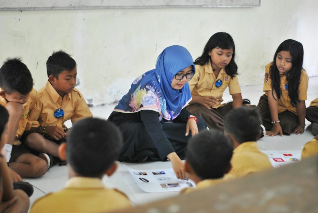 Pelajar SMK membangun portofolio animasi menggunakan laptop