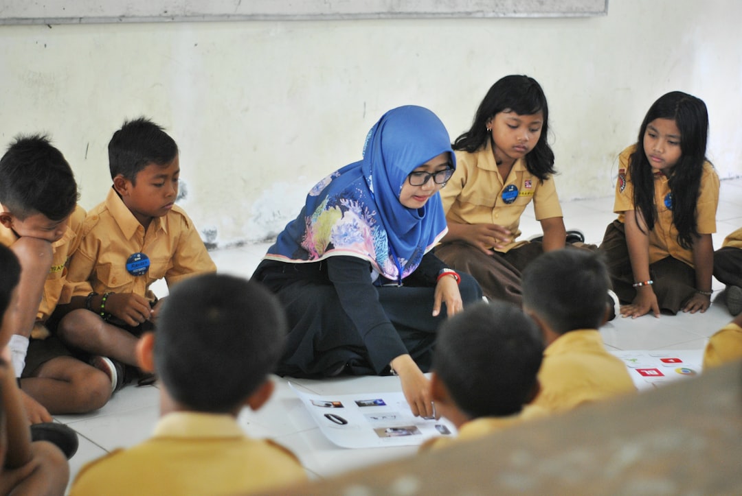 Pelajar SMK membangun portofolio animasi menggunakan laptop