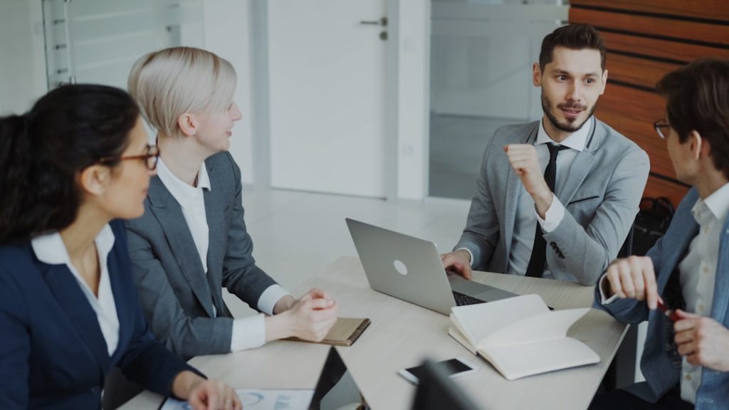 Tim eksekutif perusahaan besar mendiskusikan strategi investasi video animasi