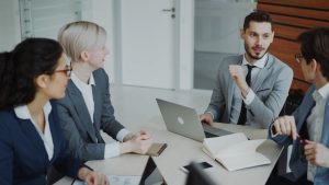 Tim eksekutif perusahaan besar mendiskusikan strategi investasi video animasi